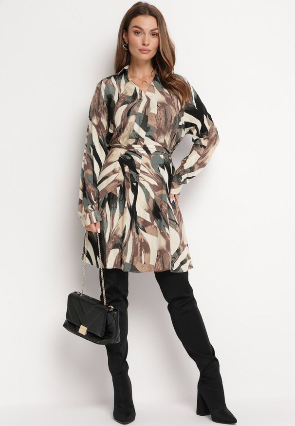 Born2be - Ciemnobeżowa Wiskozowa Sukienka Pudełkowa Mini z Paskiem i Kieszeniami Xardelia. Kolor: beżowy. Materiał: wiskoza. Długość: mini