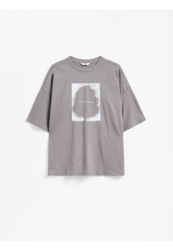 Reserved - T-shirt oversize z nadrukiem - jasnoszary. Kolor: szary. Materiał: bawełna, dzianina. Wzór: nadruk
