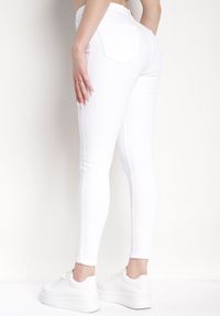 Born2be - Białe Jeansy Bawełniane o Fasonie Skinny Larnfe. Kolor: biały. Styl: elegancki #7