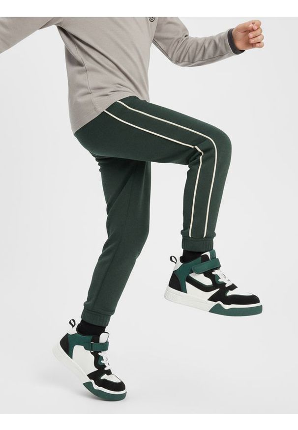 Sinsay - Spodnie jogger - zielony. Kolor: zielony