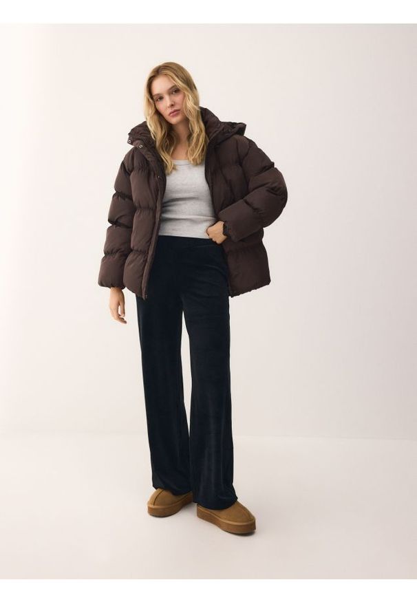 Reserved - Pikowana kurtka z kapturem - ciemnobrązowy. Typ kołnierza: kaptur. Kolor: brązowy. Materiał: tkanina