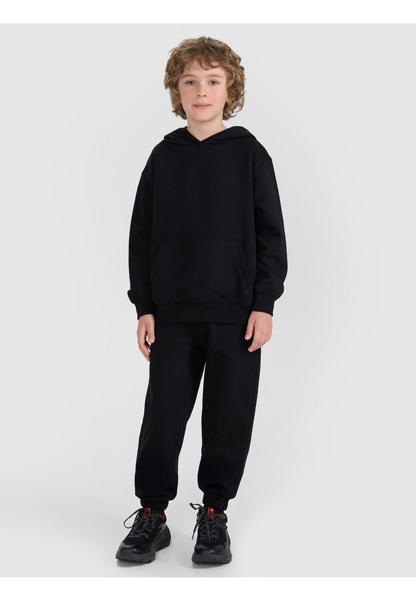 4f - 4F Bluza dresowa nierozpinana z kapturem chłopięca - czarna 128 (7-8 lat). Okazja: na co dzień. Typ kołnierza: kaptur. Kolor: czarny. Materiał: dresówka. Wzór: gładki, ze splotem. Sezon: lato. Styl: casual, sportowy