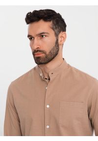 Ombre Clothing - Lniana koszula męska ze stójką i kieszenią REGULAR FIT – jasnobrązowa V7 OM-SHCS-0161 - XXL. Okazja: na co dzień. Typ kołnierza: kołnierzyk stójkowy. Kolor: brązowy. Materiał: len. Długość rękawa: długi rękaw. Długość: długie. Sezon: lato, wiosna. Styl: casual