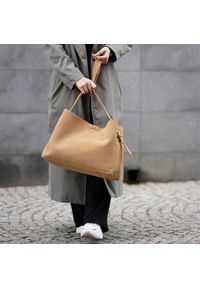 Shopperka zamszowaSolier FL39 Maya beżowa. Kolor: beżowy. Materiał: skórzane. Styl: klasyczny, elegancki, casual. Rodzaj torebki: na ramię