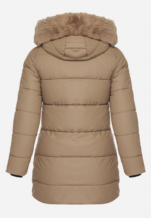 Born2be - Brązowa Taliowana Kurtka z Pikowanymi Przeszyciami i Kapturem z Futrem Avileria. Okazja: na co dzień, na spacer. Kolekcja: plus size. Kolor: brązowy. Materiał: futro. Styl: casual