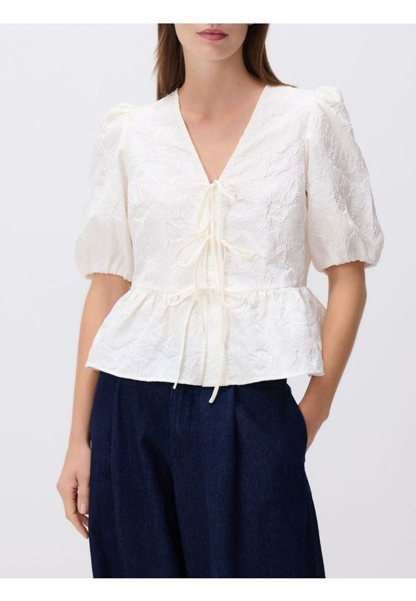 Reserved - Bluzka z wiązaniami - kremowy. Kolor: kremowy. Materiał: tkanina. Wzór: gładki