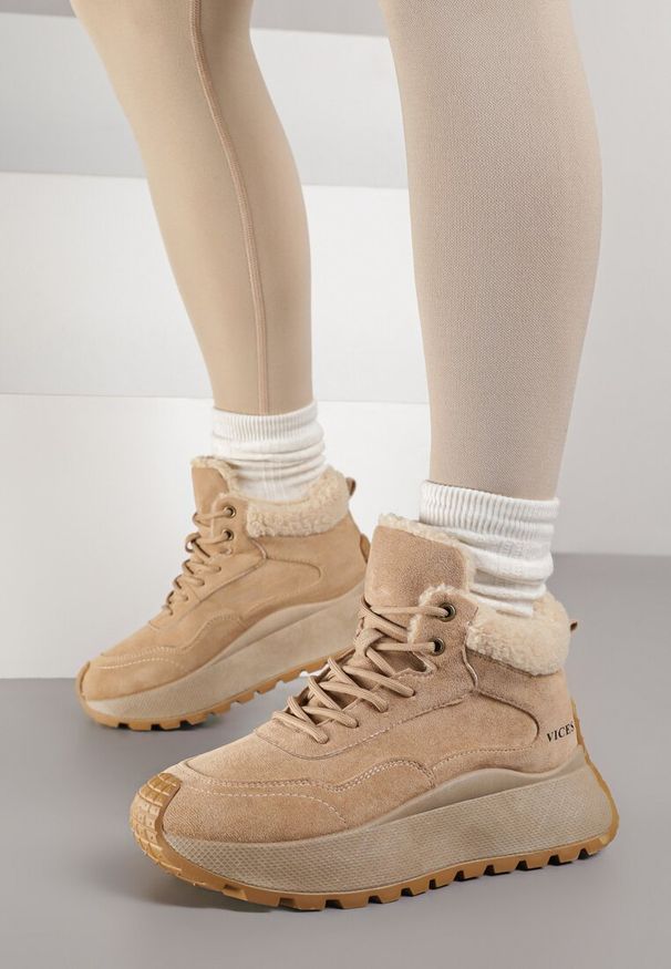Born2be - Jasnobrązowe Sneakersy Śniegowce Vices na Grubej Podeszwie Ozdobione Futerkiem i Napisem Nelinena. Okazja: na co dzień. Kolor: brązowy. Materiał: futro. Wzór: aplikacja, napisy. Sport: golf
