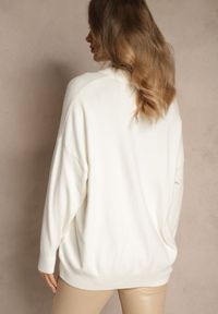 Renee - Biały Nietoperzowy Sweter w Minimalistycznym Stylu Raliava. Okazja: na co dzień. Kolor: biały. Materiał: skóra, jeans. Styl: casual, elegancki #4