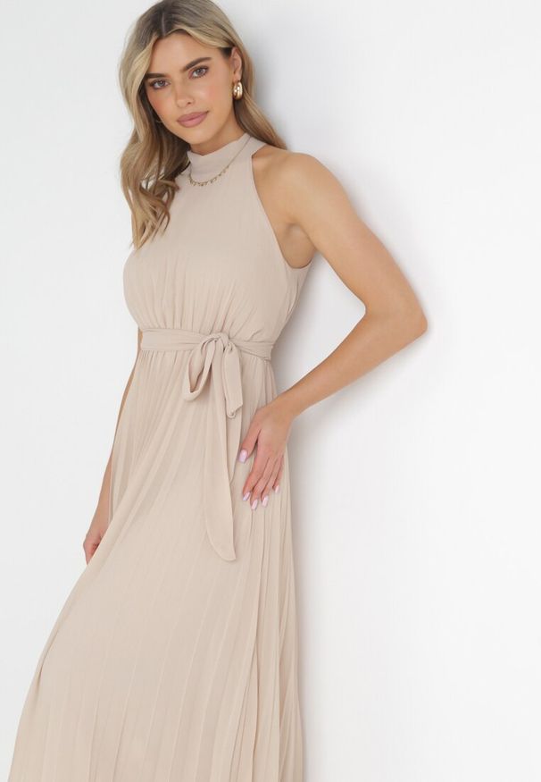 Born2be - Beżowa Plisowana Sukienka Maxi z Gumką w Pasie i Rozkloszowanym Dołem Tehe. Kolor: beżowy. Materiał: materiał, tkanina. Długość: maxi