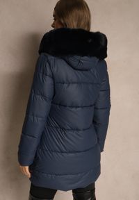 Renee - Granatowa Pikowana Kurtka o Taliowanym Kroju z Kapturem z Futrem Nalessia. Okazja: na co dzień. Typ kołnierza: kaptur. Kolor: niebieski. Materiał: futro. Styl: klasyczny, casual #4