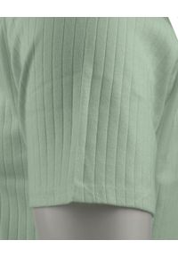 Dzianinowa Koszulka Polo - Dekolt Bez Guzików - Brave Soul - Bladozielona. Okazja: na co dzień. Typ kołnierza: polo. Kolor: zielony. Materiał: elastan, bawełna. Styl: casual #2