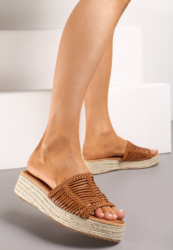 Born2be - Brązowe Klapki na Grubej Plecionej Podeszwie z Szerokim Paskiem Lilimina. Kolor: brązowy. Sezon: lato