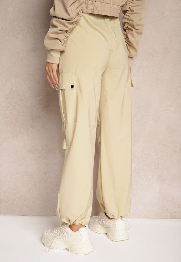 Renee - Beżowe Spodnie Cargo High Waist z Ozdobnymi Kieszeniami Leriora. Okazja: na co dzień. Stan: podwyższony. Kolor: beżowy. Styl: casual, elegancki