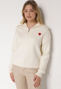 Born2be - Biały Sweter z Bawełną Wiskozą i Wełną Ozdobiony Sercem Monissea. Okazja: na co dzień, do pracy. Kolor: biały. Materiał: wełna, bawełna, wiskoza. Wzór: aplikacja. Styl: casual #1