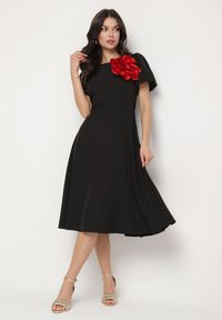 Born2be - Czarna Sukienka Vices o Rozkloszowanym Kroju z Odpinanym Kwiatem 3D Rallarea. Kolor: czarny. Wzór: kwiaty. Sezon: wiosna, lato #2