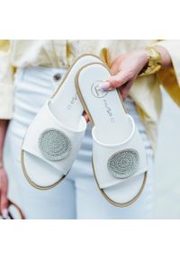 Białe płaskie klapki damskie Filippo Dk6217/25. Kolor: biały. Materiał: skóra. Wzór: aplikacja. Sezon: wiosna, lato. Styl: elegancki