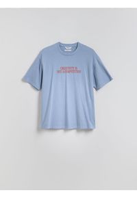 Reserved - T-shirt boxy z nadrukiem na plecach - jasnoniebieski. Kolor: niebieski. Materiał: bawełna, dzianina. Wzór: nadruk