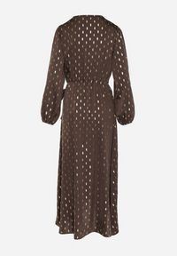 Born2be - Brązowa Kopertowa Sukienka z Wiązaniem w Pasie i Metalicznym Nadrukiem Reisana. Okazja: na co dzień. Typ kołnierza: dekolt w serek. Kolor: brązowy. Wzór: nadruk. Typ sukienki: kopertowe. Styl: casual, elegancki, klasyczny #3