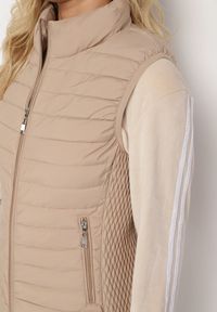 Born2be - Ciemnobeżowa Pikowana Kamizelka ze Stójką i Zasuwanymi Kieszeniami Lorenith. Typ kołnierza: kołnierzyk stójkowy. Kolor: beżowy. Materiał: jeans. Styl: elegancki #2