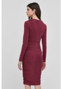 Guess Sukienka kolor bordowy mini dopasowana. Kolor: czerwony. Materiał: materiał, dzianina, lyocell, tkanina, jedwab. Długość rękawa: długi rękaw. Wzór: gładki. Typ sukienki: dopasowane. Długość: mini #3