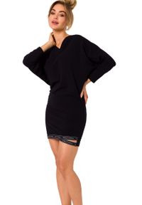 MOE - Sukienka z Logowanym Lampasem na Dole - Czarna. Kolor: czarny. Materiał: elastan, bawełna