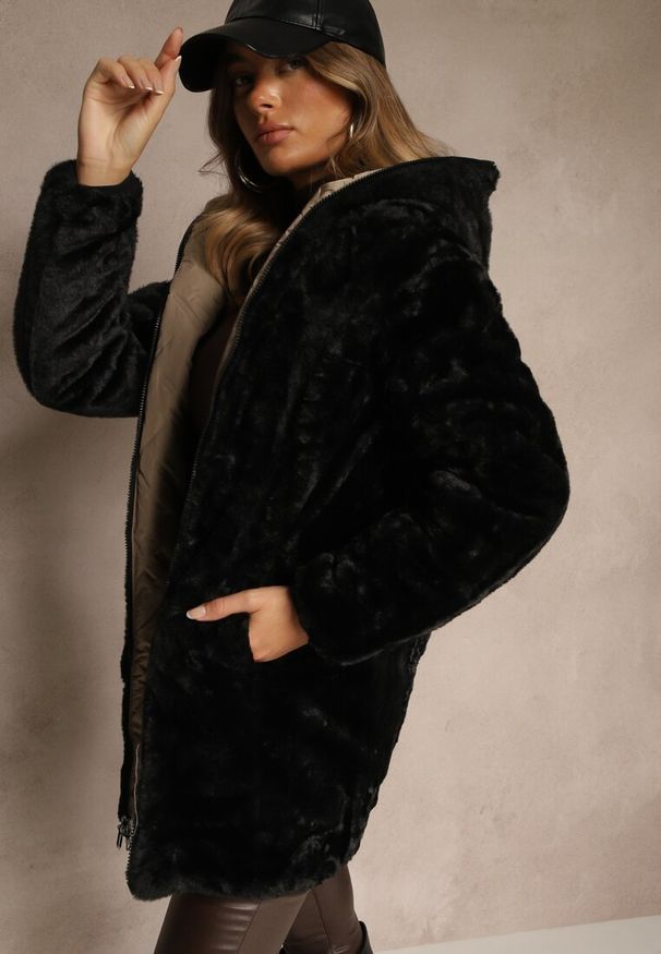 Renee - Ciemnobeżowa Dwustronna Kurtka z Kapturem Pikowanymi Przeszyciami i Futerkiem Rossalea. Typ kołnierza: kaptur. Kolor: beżowy. Materiał: futro