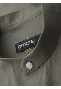 Ombre Clothing - Męska koszula lniana ze stójką i kieszenią REGULAR FIT – khaki V6 OM-SHCS-0161 - XXL. Okazja: na co dzień. Typ kołnierza: kołnierzyk stójkowy. Kolor: brązowy. Materiał: len. Długość rękawa: długi rękaw. Długość: długie. Sezon: lato, wiosna. Styl: casual #5