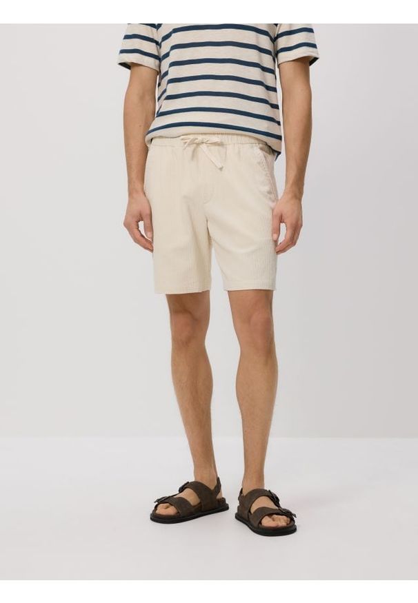 Reserved - Sztruksowe szorty - złamana biel. Materiał: sztruks