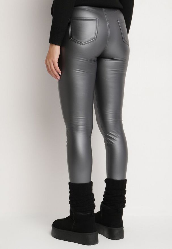 Born2be - Ciemnoszare Legginsy z Ekoskóry z Wysokim Stanem i Wsuwanymi Kieszeniami Rievalia. Stan: podwyższony. Kolor: szary. Materiał: skóra. Sezon: zima