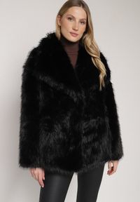 Born2be - Czarna Kurtka Futerko o Dwurzędowym Kroju Oversize Nevisa. Okazja: do pracy, na spotkanie biznesowe. Kolor: czarny. Materiał: futro. Sezon: zima, jesień. Styl: biznesowy #1