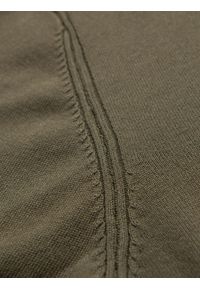 Ombre Clothing - Sweter męski z wiskozą i rozpinanym dekoltem – oliwkowy V1 - Rozmiar: XXL. Typ kołnierza: kołnierzyk stójkowy. Kolor: oliwkowy. Materiał: wiskoza. Wzór: gładki, aplikacja, ze splotem. Styl: elegancki #12