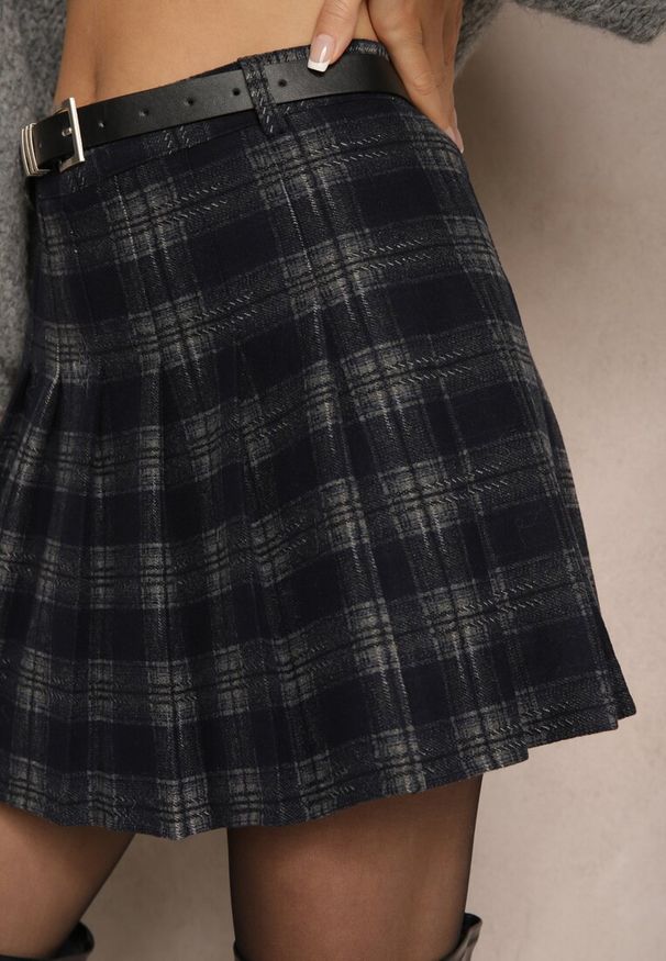 Renee - Granatowe Trapezowe Spódnico-Spodenki Plisowane z Wiskozą High Waist w Kratę z Paskiem Filiana. Okazja: na co dzień. Stan: podwyższony. Kolor: niebieski. Materiał: wiskoza. Styl: elegancki, casual