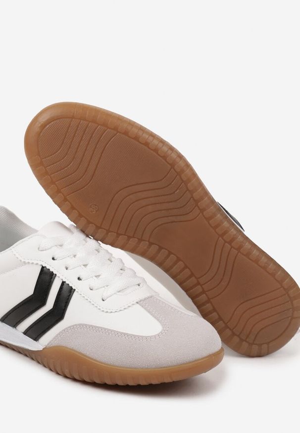 Born2be - Białe Sneakersy w Typie Tenisówek z Ozdobnymi Paskami Zommea. Zapięcie: pasek. Kolor: biały
