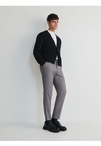 Reserved - Eleganckie spodnie carrot - czarny. Kolor: czarny. Materiał: materiał, wełna, wiskoza. Wzór: gładki. Styl: elegancki