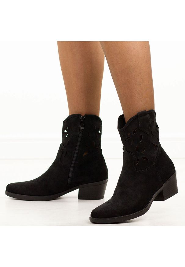 Czarne zamszowe kowbojki, botki damskie M.Daszyński 2382-11. Okazja: na co dzień. Kolor: czarny. Materiał: zamsz. Szerokość cholewki: normalna. Sezon: zima, jesień. Obcas: na obcasie. Styl: casual, elegancki. Wysokość obcasa: średni