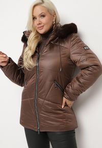 Born2be - Brązowa Kurtka Lekko Pikowana z Odpinanym Kapturem i Futerkiem Fioritta. Kolekcja: plus size. Kolor: brązowy. Materiał: futro. Sezon: zima #5