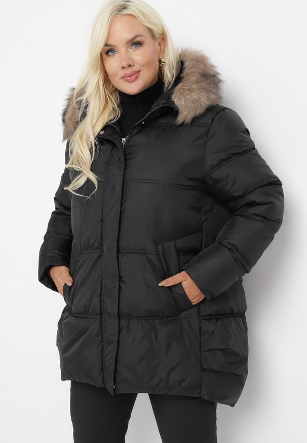 Born2be - Czarna Kurtka z Kapturem i Sztucznym Futerkiem Tsani. Okazja: do pracy. Typ kołnierza: kaptur. Kolekcja: plus size. Kolor: czarny. Materiał: futro. Wzór: aplikacja. Sezon: zima, jesień. Styl: klasyczny, elegancki