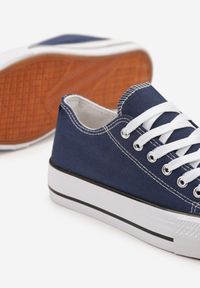 Renee - Granatowe Klasyczne Trampki Przed Kostkę Xarosa. Okazja: na spacer. Wysokość cholewki: przed kostkę. Nosek buta: okrągły. Kolor: niebieski. Materiał: jeans. Obcas: na obcasie. Styl: klasyczny. Wysokość obcasa: niski #6