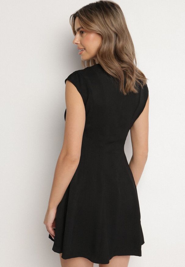 Born2be - Czarna Rozkloszowana Sukienka o Taliowanym Kroju Ellaira. Okazja: na co dzień. Kolor: czarny. Wzór: kolorowy. Styl: casual, elegancki