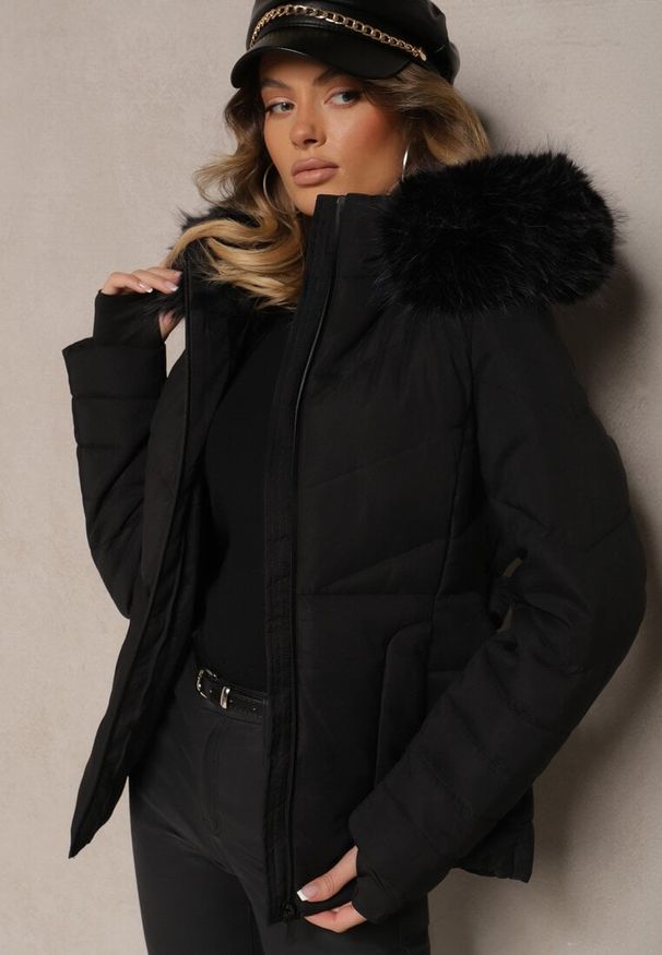 Renee - Czarna Kurtka Ocieplana Taliowana z Pikowaniem i Odpinanym Kapturem Futrzanym Rivinka. Okazja: na co dzień. Kolor: czarny. Materiał: futro. Styl: elegancki, casual