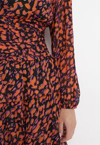 Born2be - Pomarańczowa Rozkloszowana Sukienka Mini w Modny Print Ozdobiona Brokatem Ifigentta. Kolor: pomarańczowy. Wzór: aplikacja, nadruk. Długość: mini