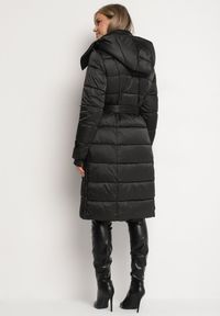 Born2be - Czarna Kurtka Pikowana o Długim Fasonie z Paskiem w Talii Delathiel. Okazja: na co dzień. Kolor: czarny. Materiał: jeans. Długość: długie. Styl: klasyczny, casual, elegancki #3