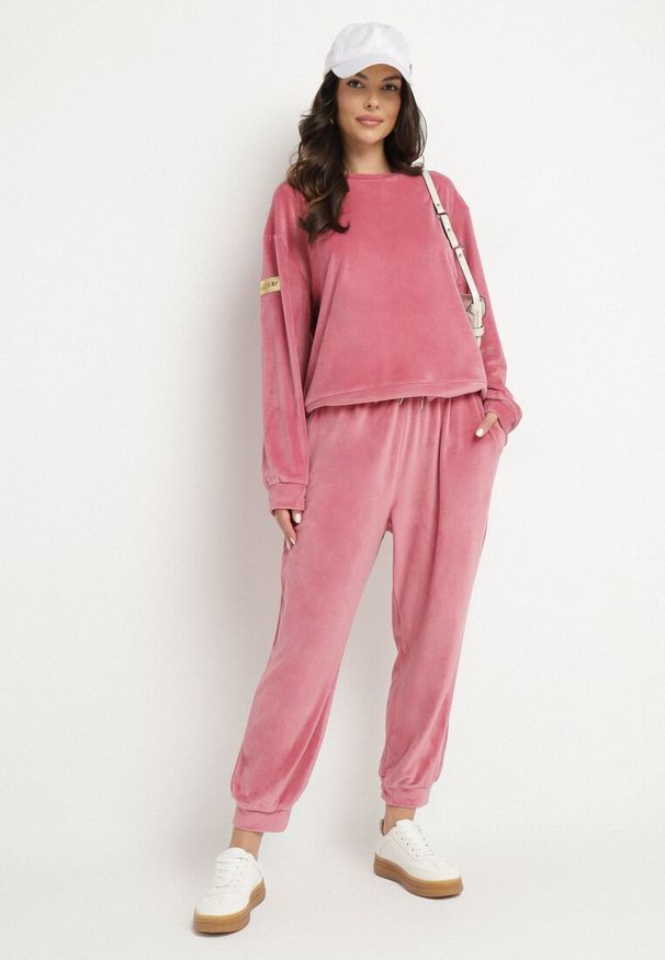 Born2be - Różowy Welurowy Komplet Dresowy Bluza i Spodnie Typu Jogger Lisilwena. Kolor: różowy. Materiał: dresówka, welur. Sport: turystyka piesza