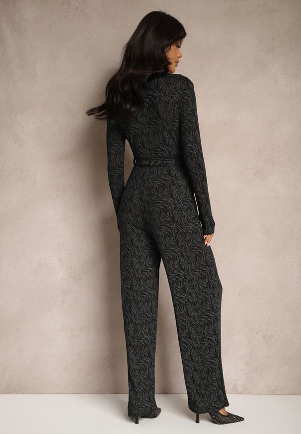 Renee - Czarny Kopertowy Kombinezon z Wiskozą z Paskiem Przeszyty Metaliczną Nicią Heladi. Okazja: na co dzień. Kolor: czarny. Materiał: wiskoza. Długość rękawa: długi rękaw. Długość: długie. Styl: casual, wizytowy