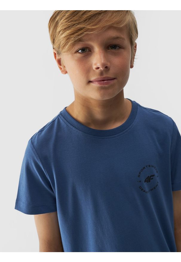 4f - 4F T-shirt regular gładki chłopięcy - niebieski 128 (7-8 lat). Okazja: na co dzień. Kolor: niebieski. Materiał: bawełna, jersey, dzianina. Długość rękawa: krótki rękaw. Długość: krótkie. Wzór: gładki. Sezon: lato. Styl: sportowy, klasyczny, casual