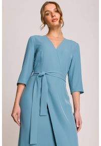 Stylove - Elegancka sukienka midi z dekoltem V i rozcięciem niebieska. Okazja: na spotkanie biznesowe. Typ kołnierza: typu klepsydra, dekolt w kształcie V. Kolekcja: dla wysokich. Kolor: różowy, czarny, niebieski. Wzór: gładki. Typ sukienki: kopertowe. Materiał: guma, satyna, tkanina, elastan. Styl: elegancki. Długość: midi