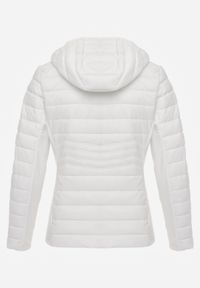 Born2be - Biała Pikowana Kurtka Przejściowa z Kapturem i Elastycznymi Panelami Feziala. Okazja: na co dzień. Typ kołnierza: kaptur. Kolor: biały. Materiał: jeans, nylon. Sezon: wiosna. Styl: casual, sportowy #2