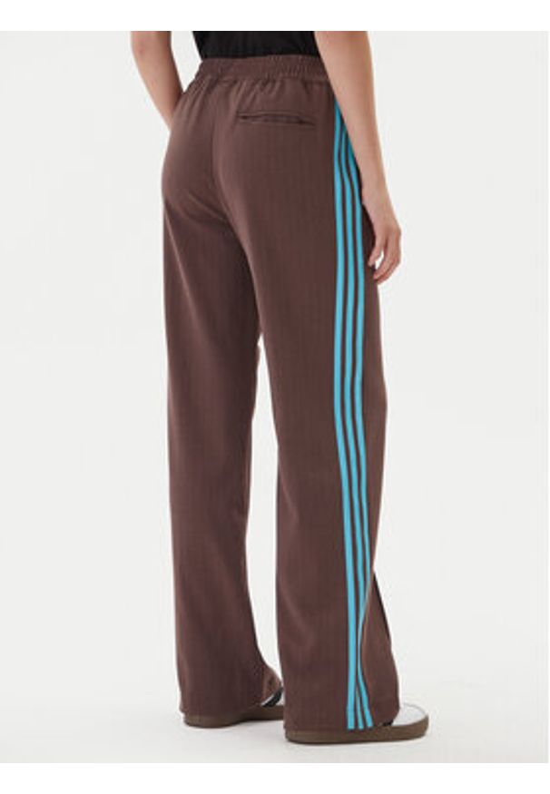 Adidas - adidas Spodnie dresowe JX5308 Brązowy Regular Fit. Kolor: brązowy. Materiał: syntetyk