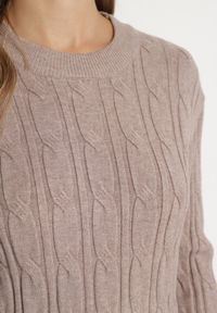 Born2be - Ciemnobeżowy Sweter z Wiskozą i Ozdobnym Splotem Savria. Okazja: na co dzień. Kolor: beżowy. Materiał: wiskoza. Wzór: ze splotem. Styl: klasyczny, casual #6