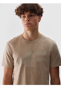4f - 4F T-shirt regular z nadrukiem męski - beżowy XXL. Okazja: na co dzień. Kolor: beżowy. Materiał: bawełna, jersey, dzianina. Długość rękawa: krótki rękaw. Długość: krótkie. Wzór: nadruk. Styl: sportowy, casual #1
